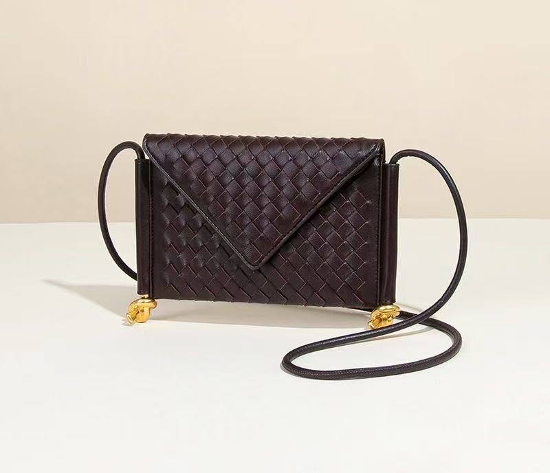BOTTEGA 
clutch bag  
75 dhs💓
size 24*16cm


Zain161
♥️♥️♥️
