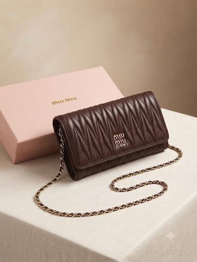 NEW CAME 
MIU MIU BAG
GOOD QUALITY 
55 dhs✅
WITHBOX
SIZE- 20*12*3

Zain40
♥️♥️♥️