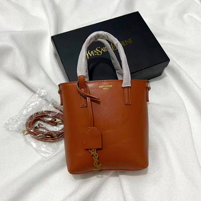 YSL
70 dhs🪙🌨️

with box
🎁🎁🎁

size 17*5*18cm

Zain26
♥️♥️♥️