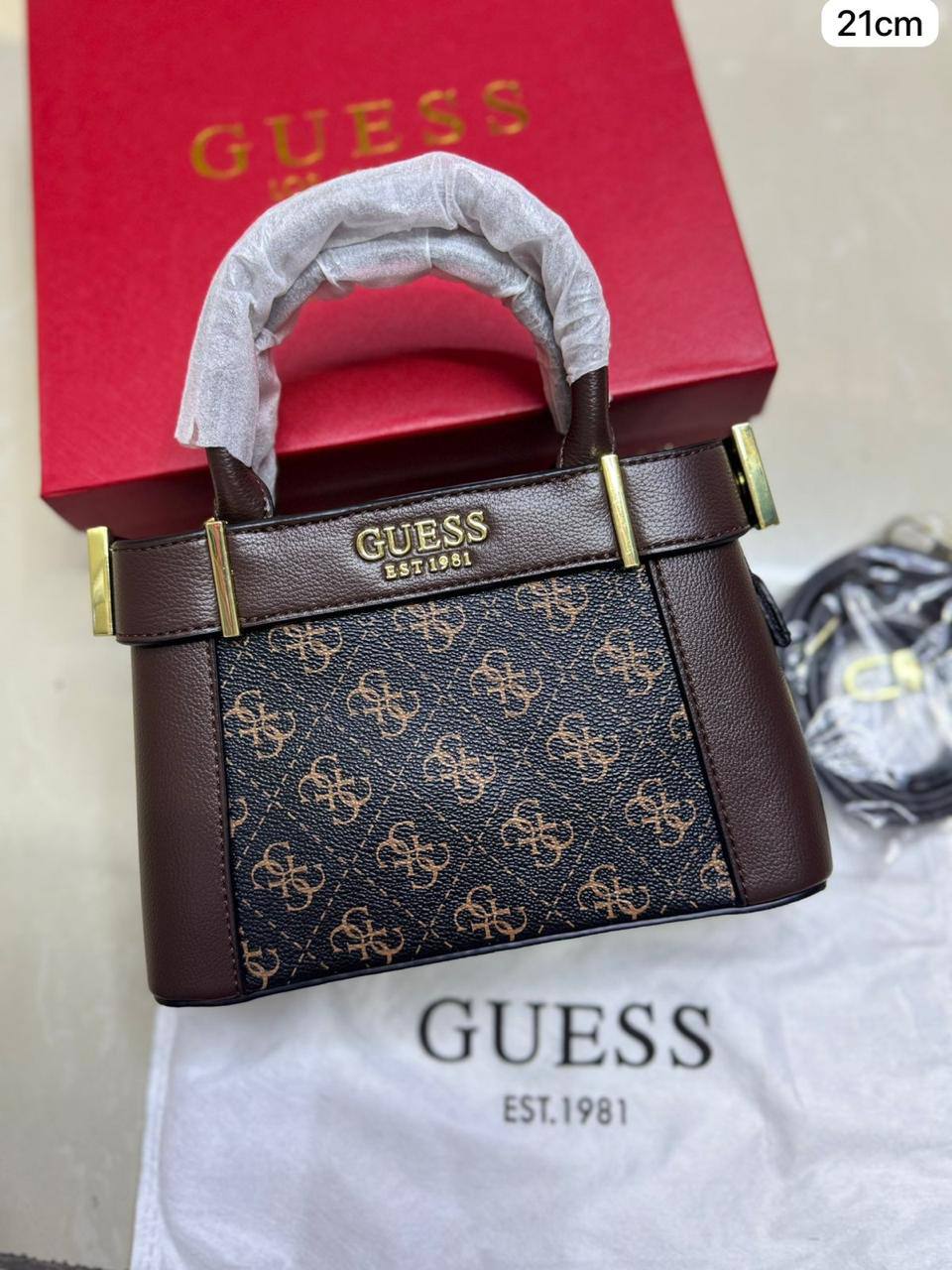 🌹 Guess Hanbag
1⃣️ First quality +🎁
size : 21 * 13 * 7 cm
95 dhs✅
with box 🎁

Zain115
♥️♥️♥️