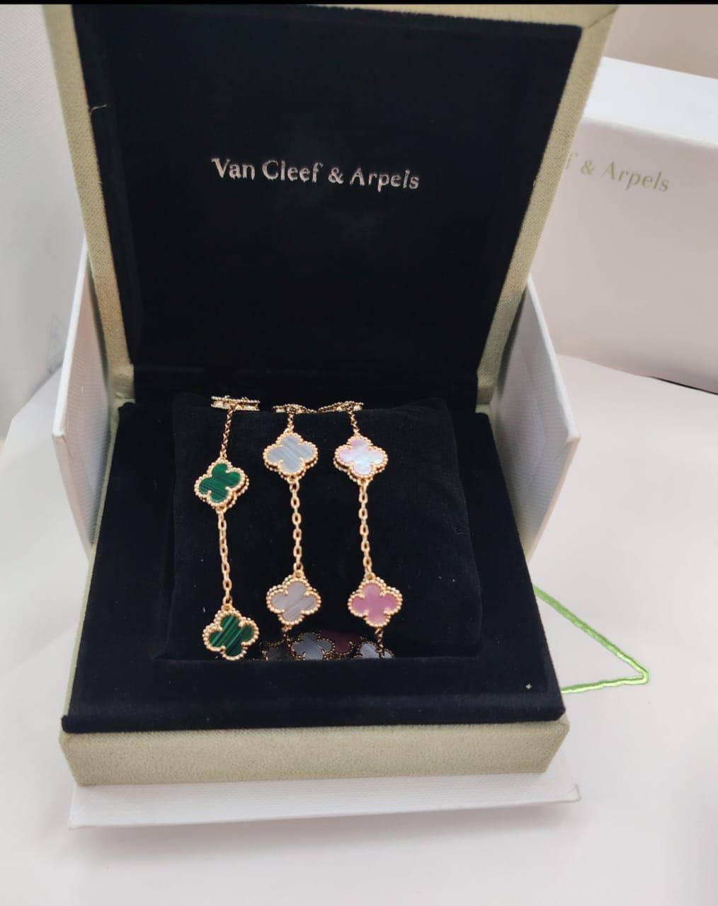 VCA ❤️‍🔥*
Mini bracelet 🦋
6 flower 🌹 
Master quality 💯
With normal boxes 📦 
50 dhs❣️
With master box 🗃️ 
90 dhs❣️

Zain216
♥️♥️♥️