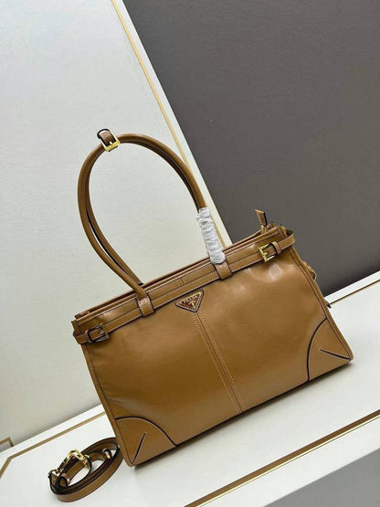 Prada Master
        38Cm
350 dhs🪙💕

Zain131
♥️♥️♥️