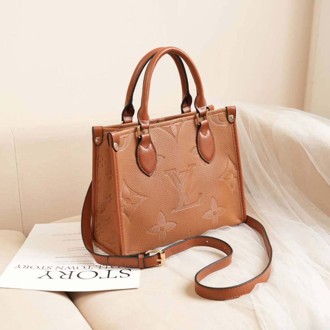 LV
Best quality 

with box’s🎁

90 dhs✅
size 26 cm

Zain290
♥️♥️♥️