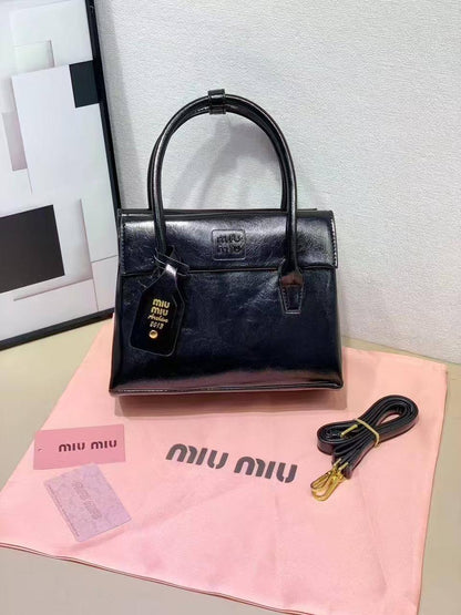 Miu miu

Good  QUALITY 

SIZE：25×10×17cm
100 dhs🇦🇪🇦🇪

Zain04
♥️♥️♥️