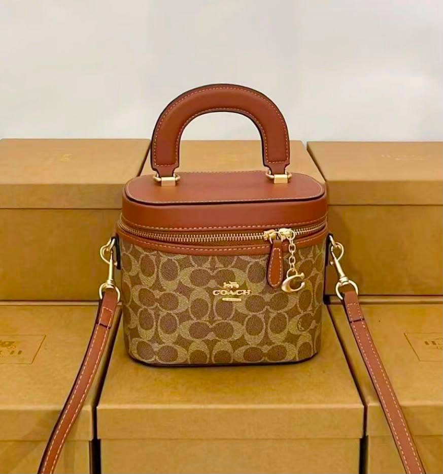 COACH  
MACK UP BOX 
HIGH QUALITY 
WITH BOX 
110 dhs💓

Zain295
♥️♥️♥️