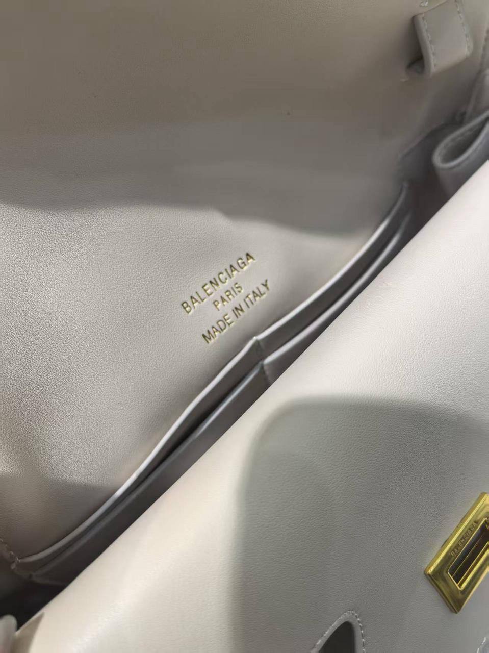 Balennciaga  
120 dhs✅
Size 28cm

Zain161
♥️♥️♥️