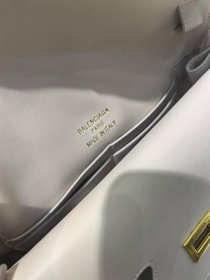 Balennciaga  
120 dhs✅
Size 28cm

Zain161
♥️♥️♥️