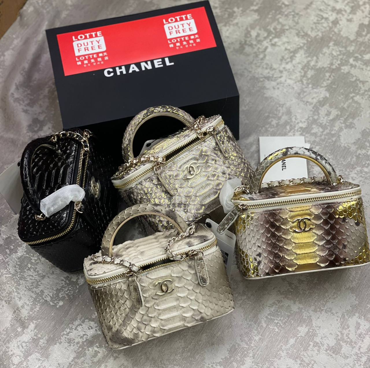 Chanel
with box 

High quality 
350 dhs✅

Zain175
♥️♥️♥️