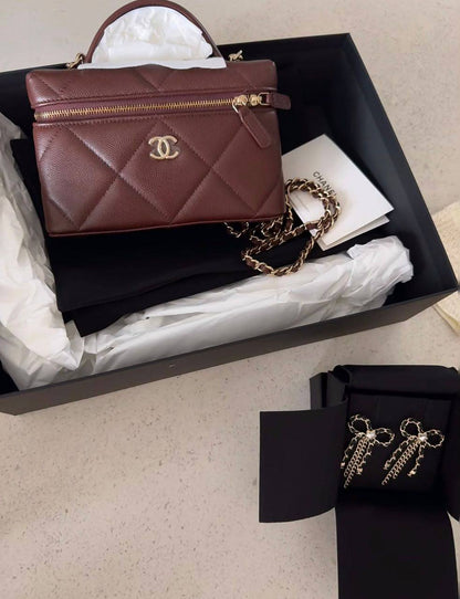 Chanel
100 dhs✅
Size：19cm
Good-quality with box

Zain35
♥️♥️♥️