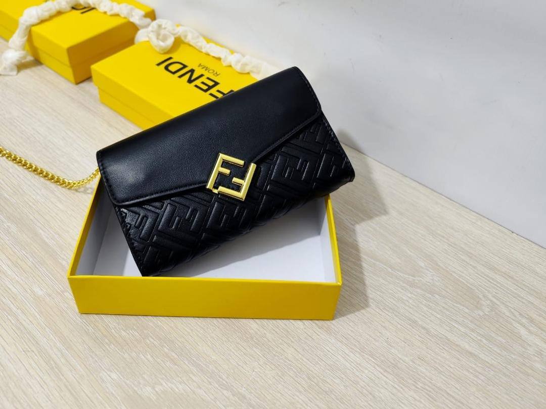Fendi
90 dhs🪙💕

high quality 
With box  
🎁🎁🎁

21cm

Zain26
♥️♥️♥️