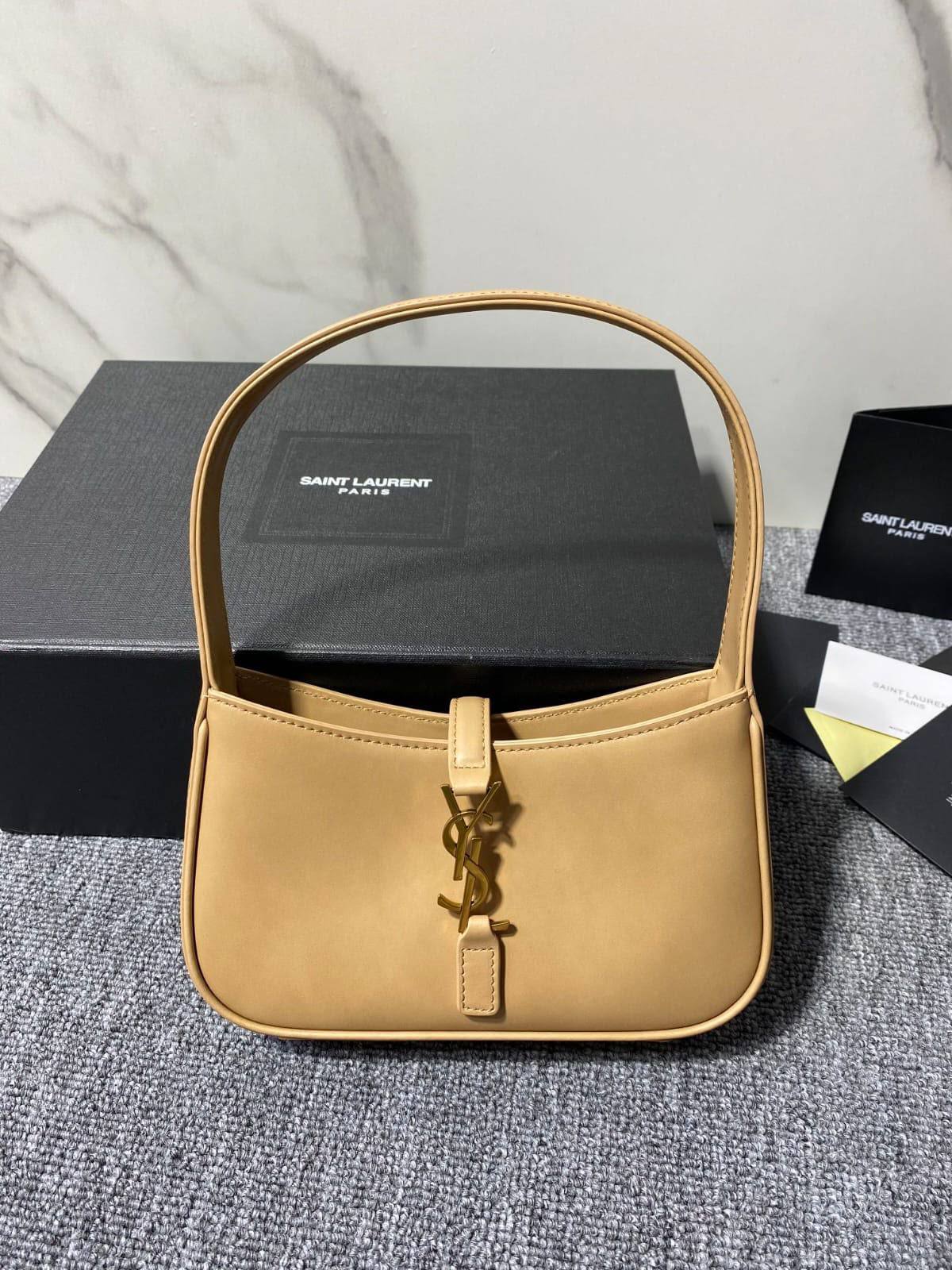 Ysl
 Mini Le 5 A 7

 Hobo Bag in
 Smooth Leather✅ 
Size 19 cm
For Price 👇 WhatsApp✅
0568585901 
0507557372
0552275751 Owner Zain 👌


Zain274
♥️♥️♥️
