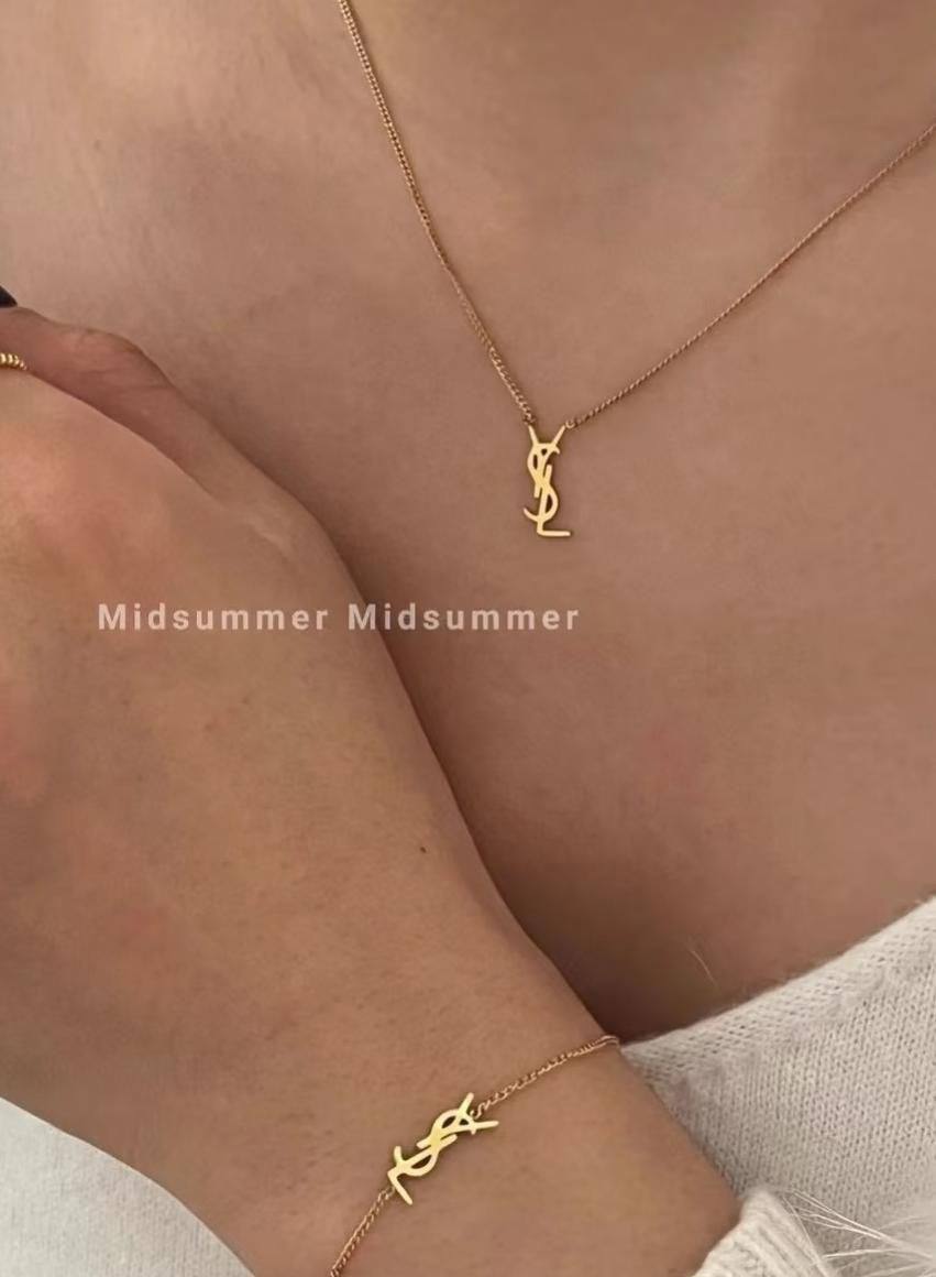 YSL SET🦋*
Necklace 🍁
Earring🌊
Bracelet ❣️
Master quality 💯
With normal boxes 🗃️ 
And paper bag 🛍️
115 dhs🪙🌨️

Zain216
♥️♥️♥️