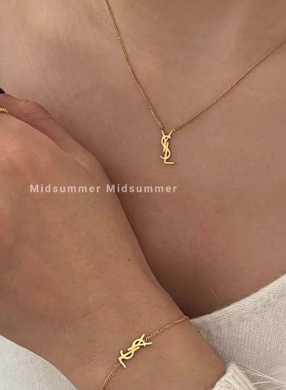 YSL SET🦋*
Necklace 🍁
Earring🌊
Bracelet ❣️
Master quality 💯
With normal boxes 🗃️ 
And paper bag 🛍️
115 dhs🪙🌨️

Zain216
♥️♥️♥️