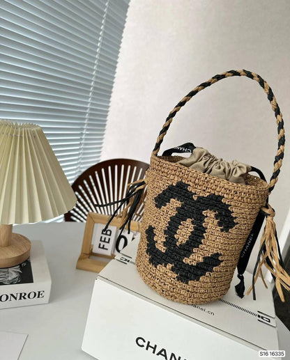 Chanel
85 dhs✅
Size 14*19

Zain07
♥️♥️♥️
