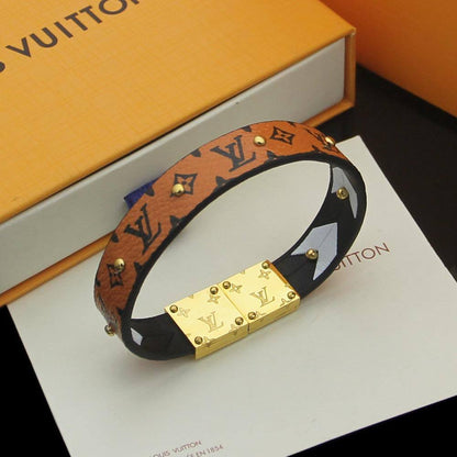 VERSACE
BRACELET
UNISEX 
60 DHS✅
WITH BOX AND PAPER BAG🎁🛍️

Zain789
♥️♥️♥️