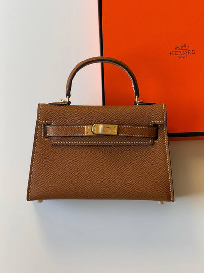Hermes
minikelly 19cm💕
master quality😍with box❤️
340 dhs❤️💚❤️💚

Zain52
💚❤️💚