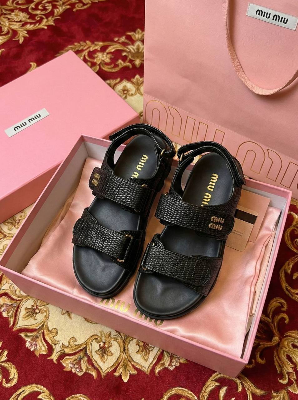 Miu Miu
130 dhs✅
Size.  36 to 41.

Zain175
♥️♥️♥️