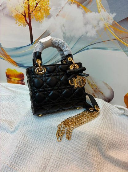 Dior 
Best quality 

with box 🎁

160 dhs✅
size 17Cm

Zain290
♥️♥️♥️