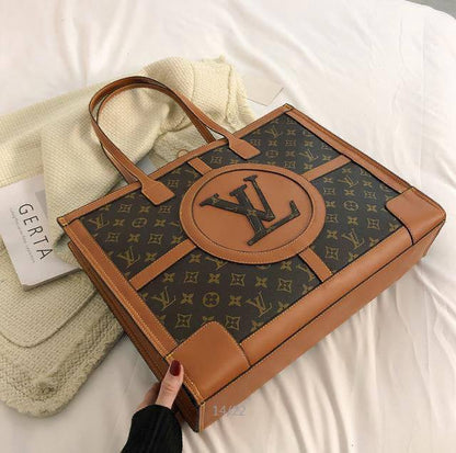 LV
42*33*9 cm
100 dhs✅

Zain17
♥️♥️♥️