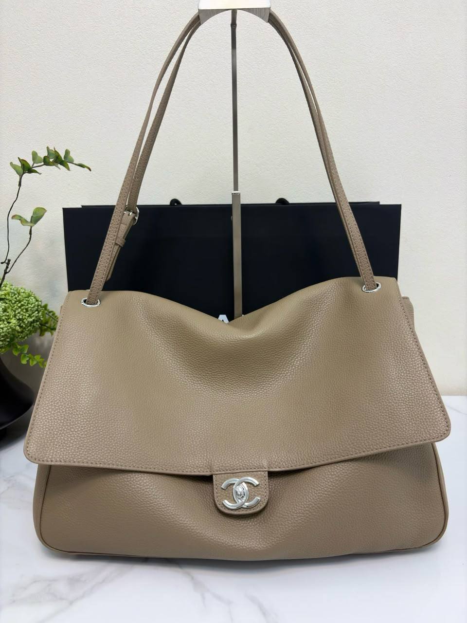 CHANEL 

re stokes 

340 dhs 🇦🇪🇦🇪🇦🇪

40cm

Zain228
♥️♥️♥️