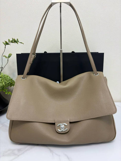 CHANEL 

re stokes 

340 dhs 🇦🇪🇦🇪🇦🇪

40cm

Zain228
♥️♥️♥️