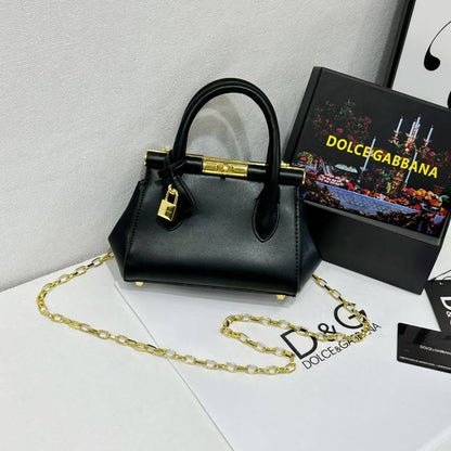 D&G
good quality
120 dhs🇦🇪🇦🇪
with box

Zain143
♥️♥️♥️