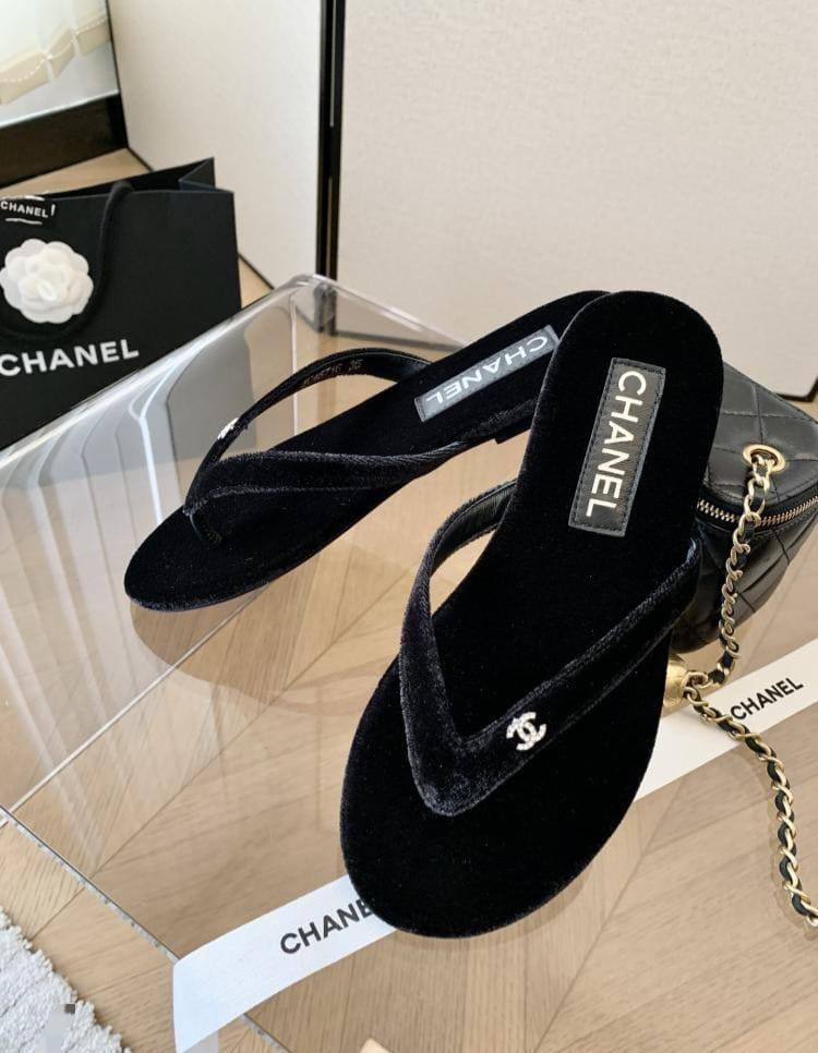 CHANEL 
180 dhs✅
*SIZE  36   TO   41*

Zain224
♥️♥️♥️
