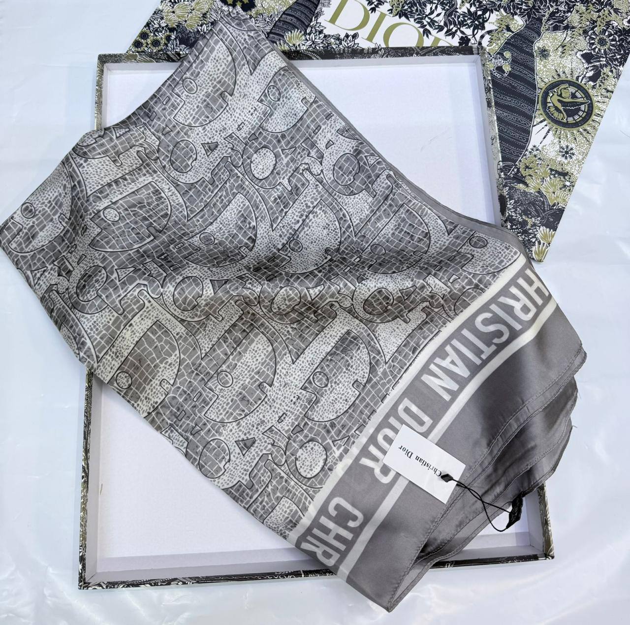 Dior
Silk scarf 
40 dhs✅
55 dhs✅ 

with box
🎁🎁🎁

Zain93
♥️♥️♥️