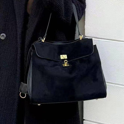 BALENCIAGA 

NEW CAME HIGH QUALITY 

135 dhs❣️

Zain39
♥️♥️♥️