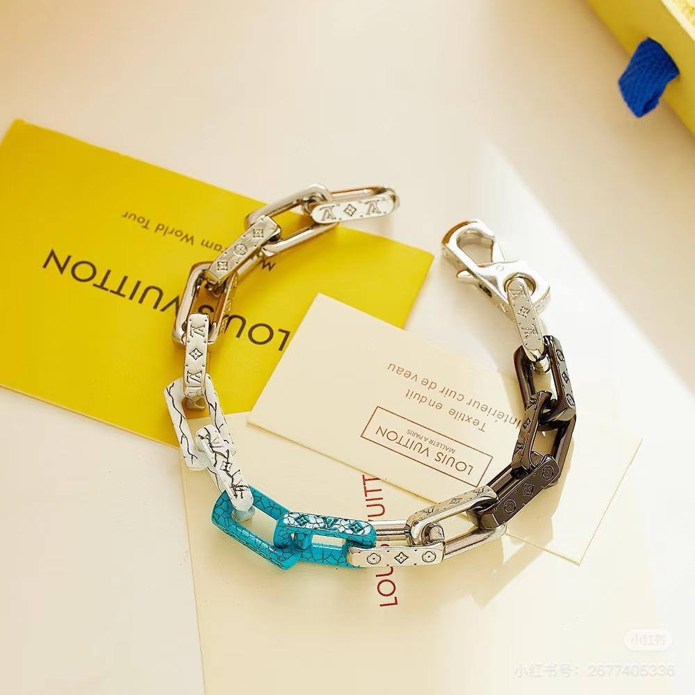 LV 
Master Bracelet 

90 dhs🪙🌨️

Zain32
♥️♥️♥️