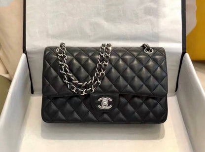 CHANEL 
COPY ONE 
WITH DOUBLE BOX 
260 dhs✅
leather 

Zain295
♥️♥️♥️