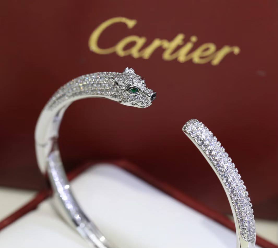 Cartier
Bangle 🦋
Master quality 💯
With normal boxes 🗃️ 
70 dhs✅
With master box 📦 
120 dhs✅

Zain216
♥️♥️♥️