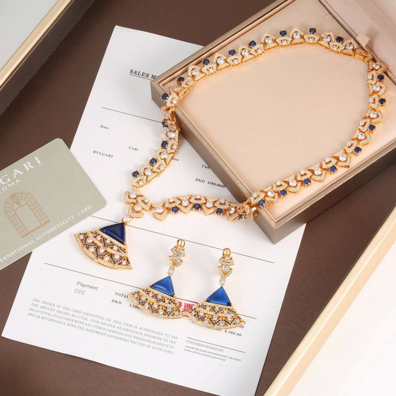 BVLGARI MASTER
SET 
💫✨💫
NECKLACE EARRINGS
380 DHS✅
WITH BOX AND PAPER BAG🛍️🎁

Zain89
♥️♥️♥️