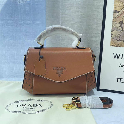 Prada 
Good Quality 
With Box 
🎁🎁🎁

110 dhs❤️

Zain250
♥️♥️♥️