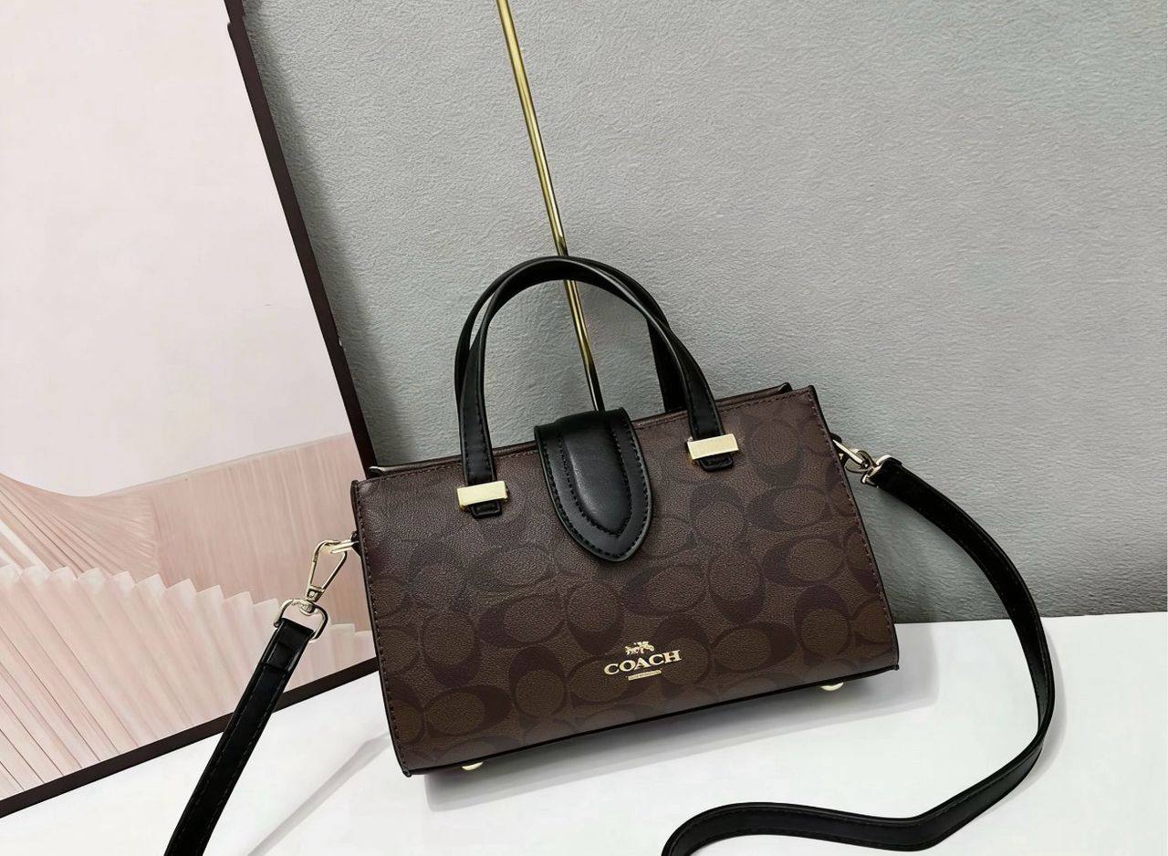 Coach - MK
95 dhs❣️
SIZE：22×9×14cm
good-quality 

with box
🎁🎁🎁

Zain35
Zain115
♥️♥️♥️