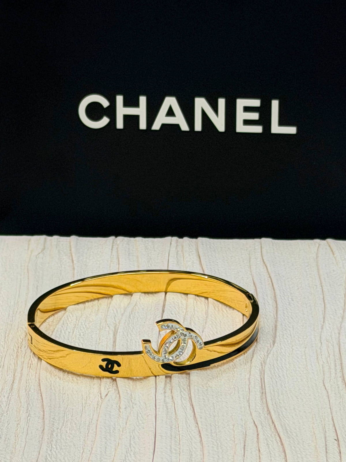 Bangle 🦋 

Stainless Steel 💯

With black boxes 
20 dhs🇦🇪🇦🇪

With brand boxes
30 dhs🇦🇪🇦🇪

Zain216
♥️♥️♥️