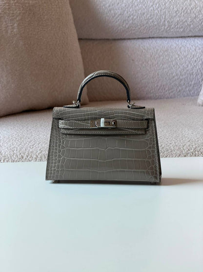 Hermes kelly croc 19cm💕master quality😍with box❤️
520 dhs💓

Zain52
♥️♥️♥️