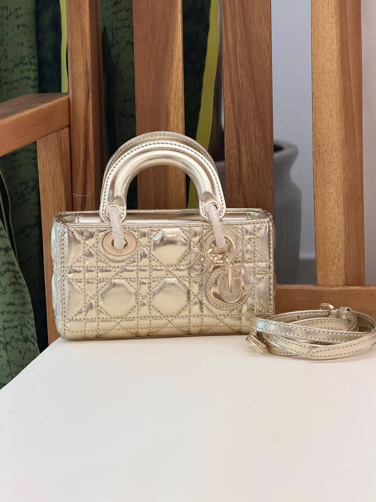 Dior
Super Master Quality ⚡️
‏Original Packing 🎁
For Price 👇 WhatsApp✅
0568585901 
0507557372
0552275751 Owner Zain 👌

‏📏Size 16CM
Zain321
♥️♥️♥️