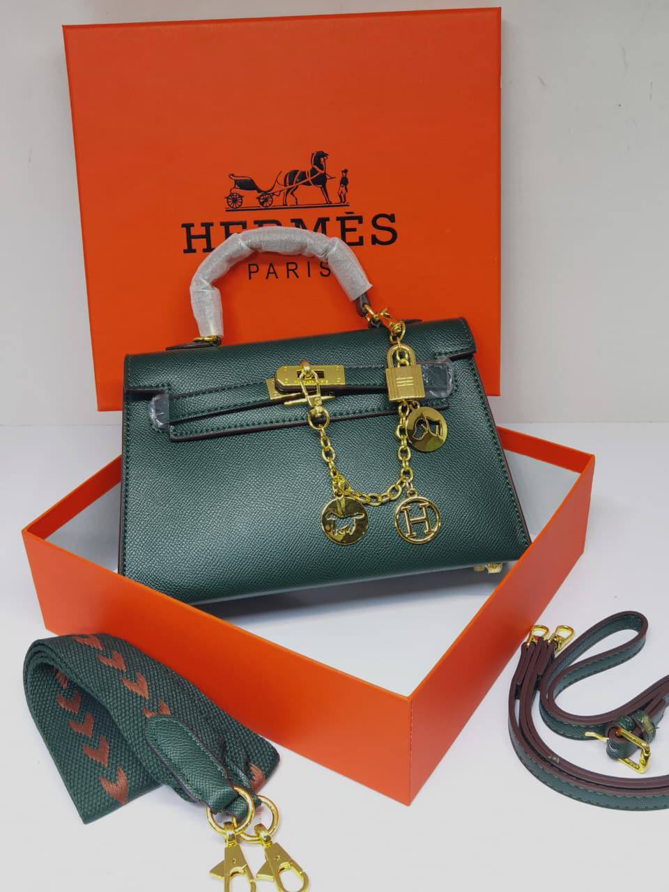 Hermes
High quality 
With box 
🎁🎁🎁

95 dhs❣️

Zain50
♥️♥️♥️