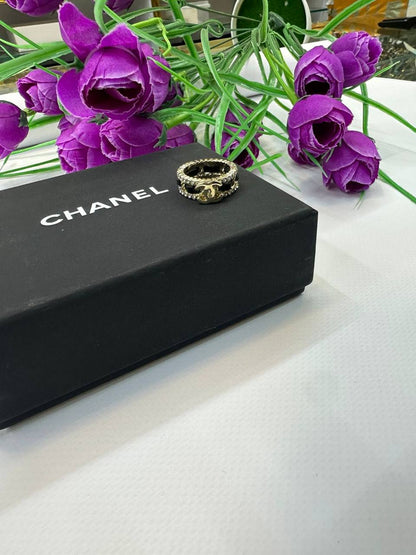 CHANEL ❤️‍🔥*
Ring 💍 
Available size 6,7,8,9
Master quality 💯
With normal boxes 🗃️ 
50 dhs✅
With master box 📦 
65 dhs✅

Zain216
♥️♥️♥️