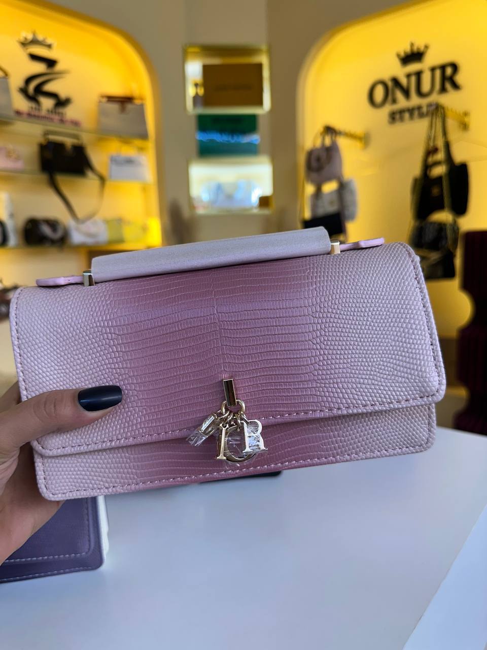 Dior

Master quality

21 cm 
with box
 280 dhs🇦🇪🇦🇪


Zain95 
♥️♥️♥️

Zc