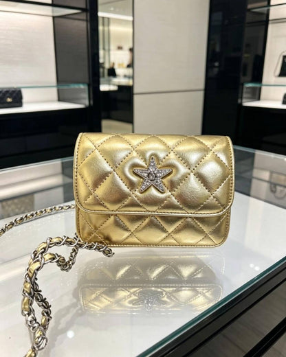 Chanel
105 dhs✅

with box
🎁🎁🎁

Size:16*12*6

Zain07
♥️♥️♥️