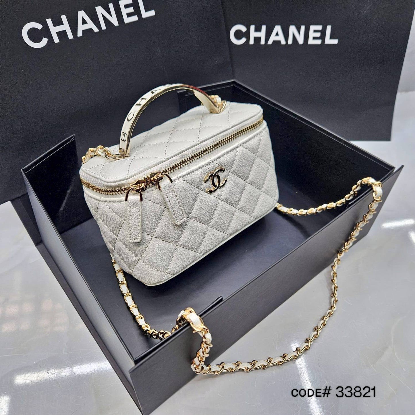 CHANEL ᴠᴀɴɪᴛʏ ᴅʀᴇssᴇʀ
ʜᴀs ᴍɪʀʀᴏʀ ɪɴsɪᴅᴇ
ᴄᴀᴠɪᴀʀ ʟᴇᴀᴛʜᴇʀ ᴍᴀᴛᴇʀɪᴀʟ
ɢᴏʟᴅ ʜᴀʀᴅᴡᴀʀᴇ
sɪᴢᴇ : 17.5 cm
ᴡɪᴛʜ BOX
🎁🎁🎁

90 dhs❤️

Zain31
♥️♥️♥️