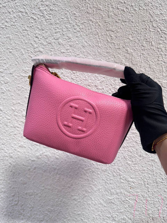 Hermes
with box whit Long shoulder strap，size:17cm
90 dhs🪙💚

Zain114
♥️♥️♥️
