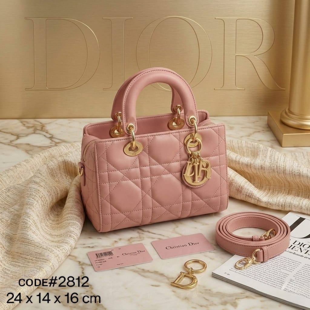 CHRISTIAN DIOR
ᴅ - ᴊᴏʏ ᴍɪᴄʀᴏ ʙᴀɢ
ǫᴜɪʟᴛᴇᴅ ʟᴀᴍʙsᴋɪɴ ʟᴇᴀᴛʜᴇʀ
ɢᴏʟᴅ ʜᴀʀᴅᴡᴀʀᴇ
ᴡɪᴛʜ ʟᴏɴɢ ʙᴇʟᴛ sᴛʀᴀᴘ
sɪᴢᴇ : 24 cm
ᴡɪᴛʜ BOX
🎁🎁🎁

120 dhs✅

Zain31
♥️♥️♥️