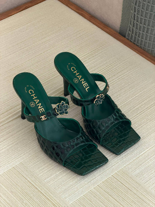 CHANEL
QUALITY:SUPER MASTER 😍💥
SIZE:36 TO 42😍🥰
450 dhs✅

Zain319
♥️♥️♥️