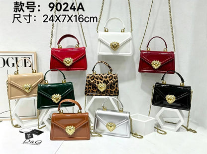 D&G
good quality 
with box 
100 dhs🇦🇪🇦🇪

Zain295
♥️♥️♥️