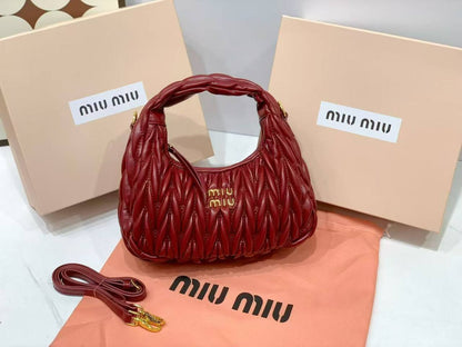 Miu Miu

with box
🎁🎁🎁

95 dhs🪙🌨️

Zain177
♥️♥️♥️