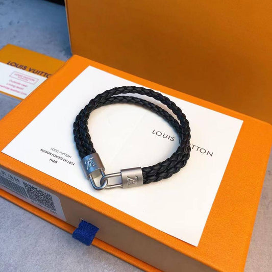 UNISEX BRACELET
MASTER💫✨
50 DHS✅
WITH BOX AND PAPER BAG🛍️🎁

Zain89
♥️♥️♥️