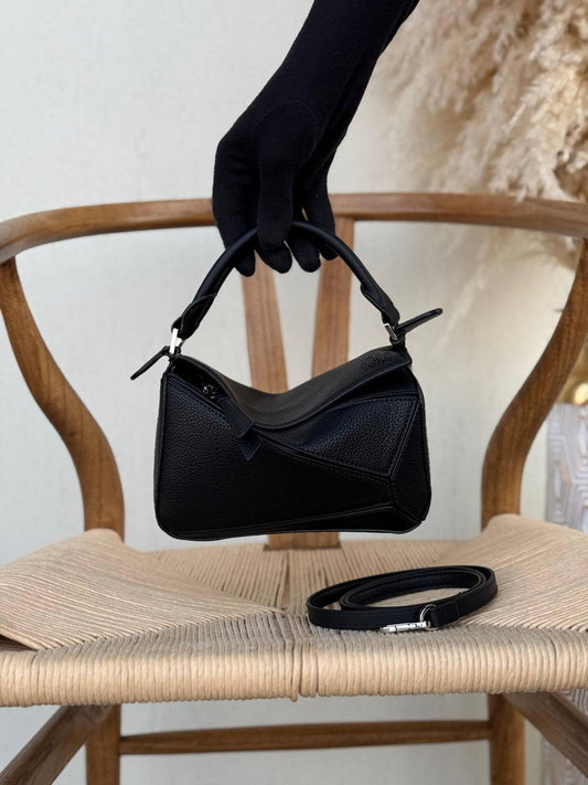 LOEWE

18cm

340 dhs🪙🌨️
Top quality 

With box🎁

Zain167
♥️♥️♥️